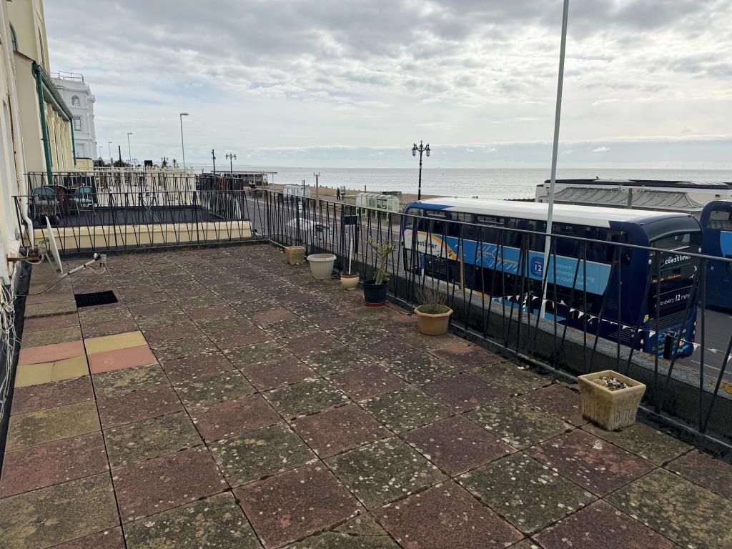 Lot: 31 - FREEHOLD MIXED USE PART POSSESSION PRODUCING £37,500 PER ANNUM - Sun terrace with sea views